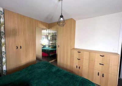Dressing sur mesure avec façades en chêne verni mat