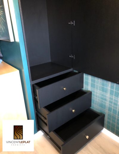 Petit dressing noir et laiton avec penderie et tiroirs
