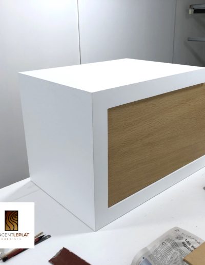 Table basse en stratifie blanc et chene sur mesure par leplat ebeniste