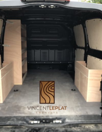 Fabrication et pose d'un agencement d'utilitaire sur mesure par Vincent Leplat, ébéniste près de Lille. Agencement réalisé en contreplaqué okoumé classe 3. Ensemble fabriqué dans notre atelier.