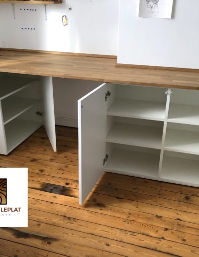 Espace bureau avec rangements et plateau en chene massif. Agencement sur mesure réalisé par Vincent LEPLAT, ébéniste près de Lille.