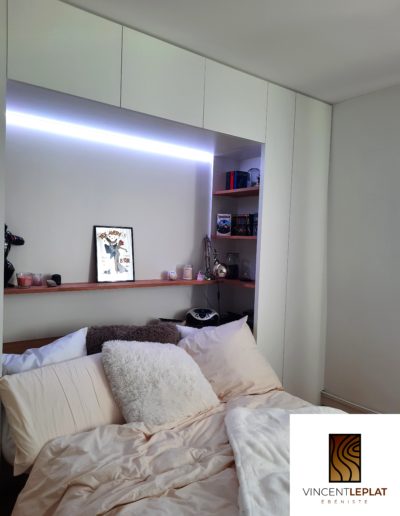 Photo d'un dressing en pont de lit sur mesure avec bibliotheques et tête de lit. Conçu et fabriqué par Vincent Leplat près de Lille, le dressing est composé de penderies, de rangements, d'un miroir, de prises de courant et d'un éclairage RGB.