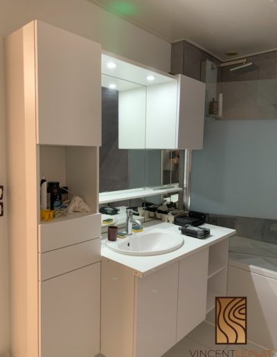 Photo d'un meuble de salle de bain rénové par remplacement des façades existantes. Les façades sont fabriquées sur mesure par Vincent Leplat, ébéniste près de Lille. Un nouveau caisson est ajouté.