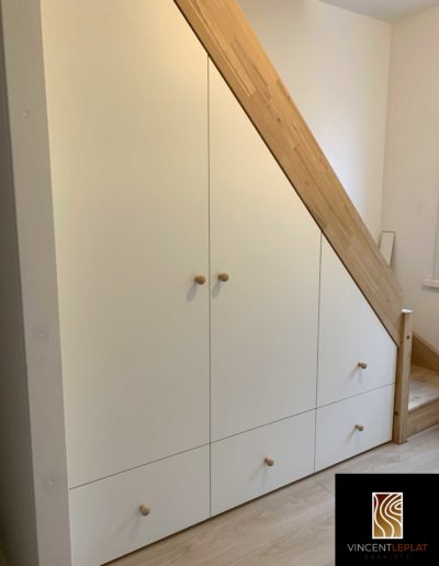 Placard sous escalier sur mesure par Vincent Leplat, ébéniste à Ronchin près de Lille